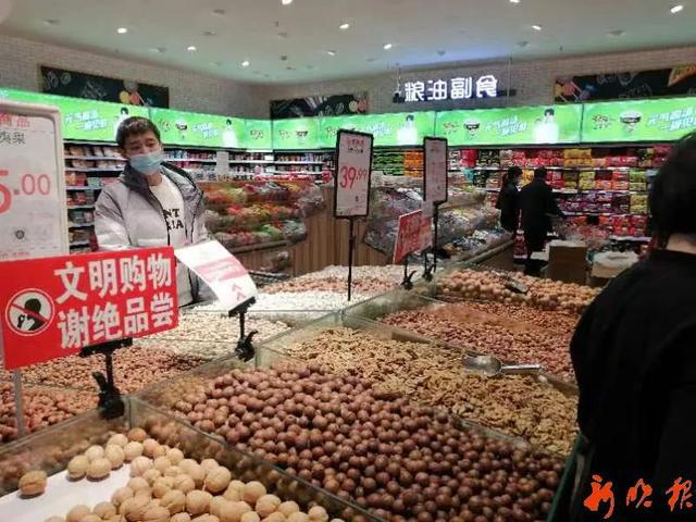 埋不埋汰?!哈市一比优特超市散装食品敞着卖,营业员顾客用手直接抓